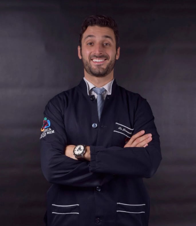 Dr. Leonardo Blanco, de jaleco da Clínica Viver Bem, de braços cruzados